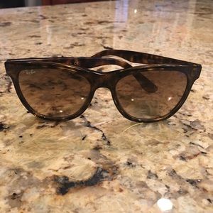 Ray-Ban Sunglasses RB4184